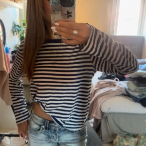 Randig tröja, monki  - Hej! Säljer denna tröja från monki som var super populär under ”gamla sthlmstilen”💕