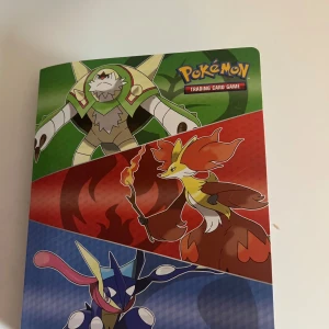 Pokémon kort - Hej, jag säljer 20 st vanliga Pokémon kort, 1 Random Receiver, 3 Trainer Pokémon kort och 2 Trainer Cards som heter ”professor Sycamore” och ”Tierno”. De är i bra skick! Pris: Ug 200 kr, men kan sänkas! Skriv för mer information. 