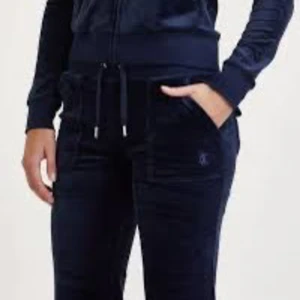 juicy couture byxor - fina mörkblå juicybyxor ❣️det silvriga på snörerna har lossnat kom privat för bilder på det, annars inga defekter ❣️orginalpris: 1 199💘