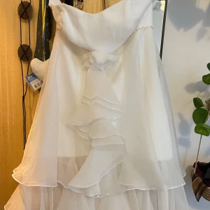 Söt coquette klänning  - En söt coquette klänning som passar perfekt till studenten eller andra avslutningar. Storlek M.   Måste tyvärr sälja då den är lite för stor på mig i bysten (köpt på Sellpy) 