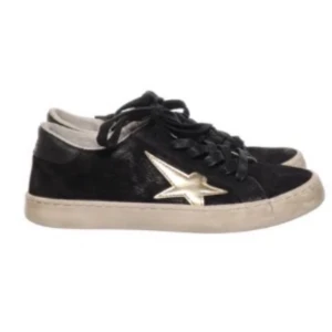 Skor - Går att pruta!  Hej jag säljer mina skor eftersom jag inte har användning för dom längre. Dom är i storlek 37. Kom privat för fler bilder 