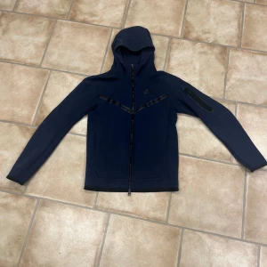 Nike tech - En Nike tech i storlek xs i väldigt bra skick bara använd ett fåtal gånger!! Kontakta mig för frågar👍🏼