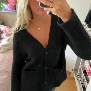 Svart stickad kofta - Så snygg svart stickad kofta från cos, kommer inte till användning ❤️