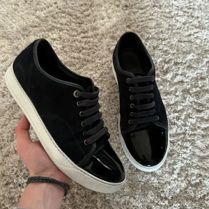 Lanvin Skor - Säljer dessa stilrena Lanvin skor! | Skick 8/10 (Ser ut som dem är repainted på botten) | Storlek 42 (UK8) | Bara Skorna Medföljer | Hör av dig för fler bilder eller om du har någon fundering! 🤝