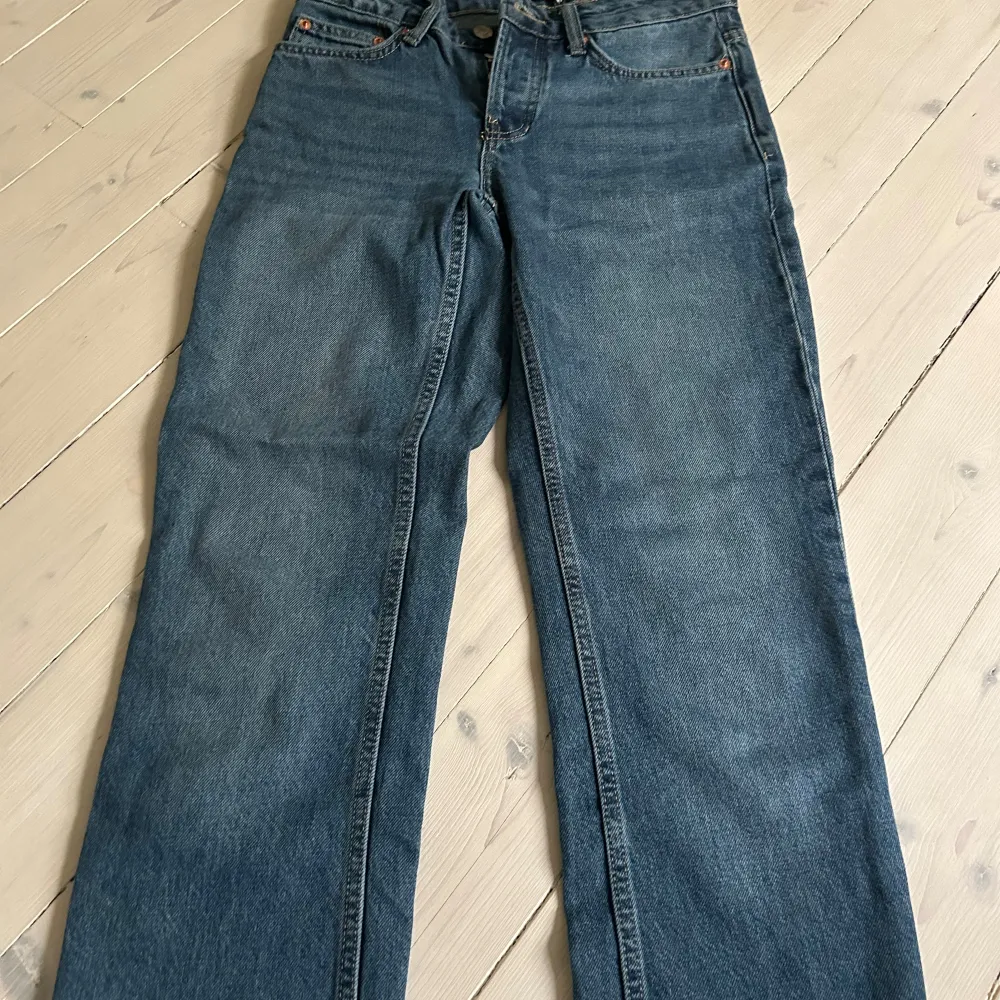 Säljer ett par marinblå jeans. Dem är använda få gånger och säljer dem pågrund av att dem inte kommer till användning. Ingen tecken på användning. . Jeans & Byxor.