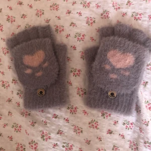 Söta tassvantar - Söta tassvantar perfekt till cosplay☺️ Man kan fälla upp så att det blir som en ”vanlig” vante, se bild 2🤍