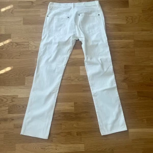 Vita Acne Jeans - Vita Acne Jeans Storlek 32/34 Inga fläckar eller liknande, superfint skick.  Sitter som en straight fit med lite bootcut  