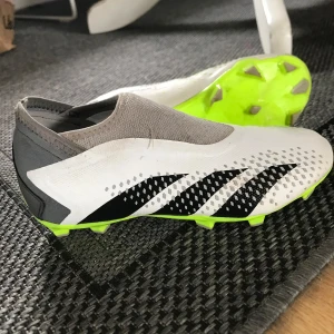 adidas fotbollskor  - roligt sköna fotbollskor. har använt dom 5-6 gånger då dom inte längre passar mig.