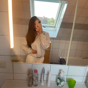 Grå tjocktröja - Snygg och mysig tjocktröja från Gina tricot i skönt material. Har bara använts några få gånger och säljer nu då den inte kommer till användning💕🥰🥰