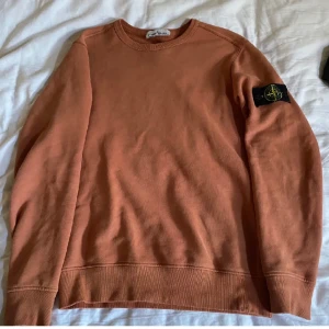 Stone island sweatshirt  - Stone island sweatshirt storlek S, skick 8/10, har haft dessa en stund fett trött på den stilen nu dock så vill ba sälja dessa snabbt så kan gå ner lite i pris 