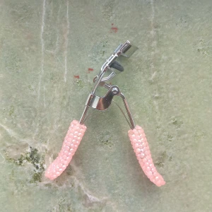 Ögonlocksböjare  - Jätte fin rosa ögonlocksböjare🥹 Alla stenar på plats, ingen har fallit av. Rengjord 