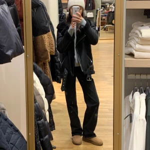 ZARA Jeans - Superfina svarta högmidjade jeans från Zara i jättefint skick, är långa på mig som är ca 172 cm