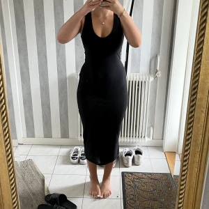 Lång klänning - Säljer denna svarta långklänningen som är ribbad och som har en v ringning💞