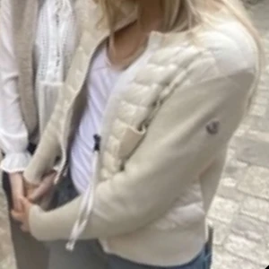 Moncler cardigan  - Säljer min jätte finns moncler cardigan. Välldigt sparsam använd och varit Välldigt försiktig me den. Säljer pågrund av att jag inte få användning av den. Den e lite liten i storleken så skulle säga att de e mer en xs en s. Skriv för fler frågor❤️
