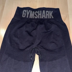Gymshark tights - Svarta gymshark tights i bra skick💞 Finns tecken på användning, men inga skador☺️