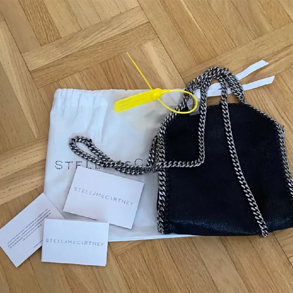 Sjukt snygg väska från stella McCartney som är i superfint skick!! (Handtaget har blivit mörkt dock)❤️NYPRIS 11 000kr! (Mini tote)Kvitto tagg och äkthetsbevis + dustbag finns!✅✅säljer billigt då jag vill ha en snabb affär. Väskor.