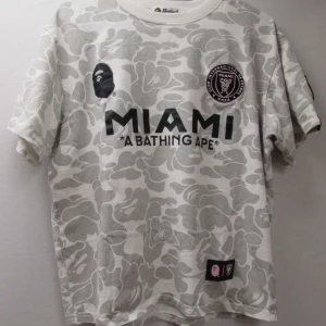 Miami Bape Football Jersey - Bape Cropped Miami Football Jersey Bra skick - Liten fläck, se bild 200kr Storlek: XS / S