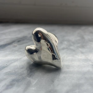 Super snygg, silvrig hjärtring💞  - Säljer min trendiga silverring i strl S. Säljs för 200kr - pris kan diskuteras❣️ 
