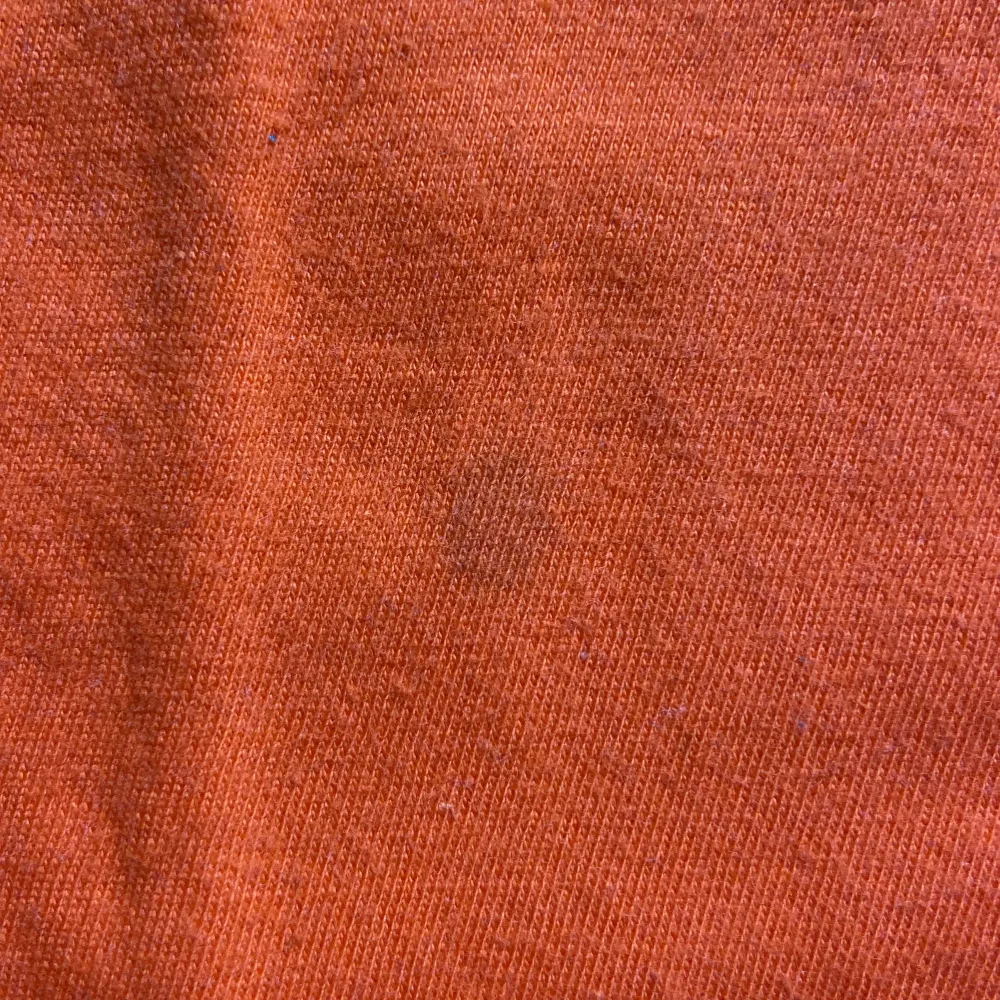 Orange t-shirt med tryck från böckerna om Percy Jackson. Fint skick, endast använd ett fåtal gånger. En mycket liten fläck på tröjans framsida men annars inga skador. Storlek S. Skriv vid funderingar😊. T-shirts.