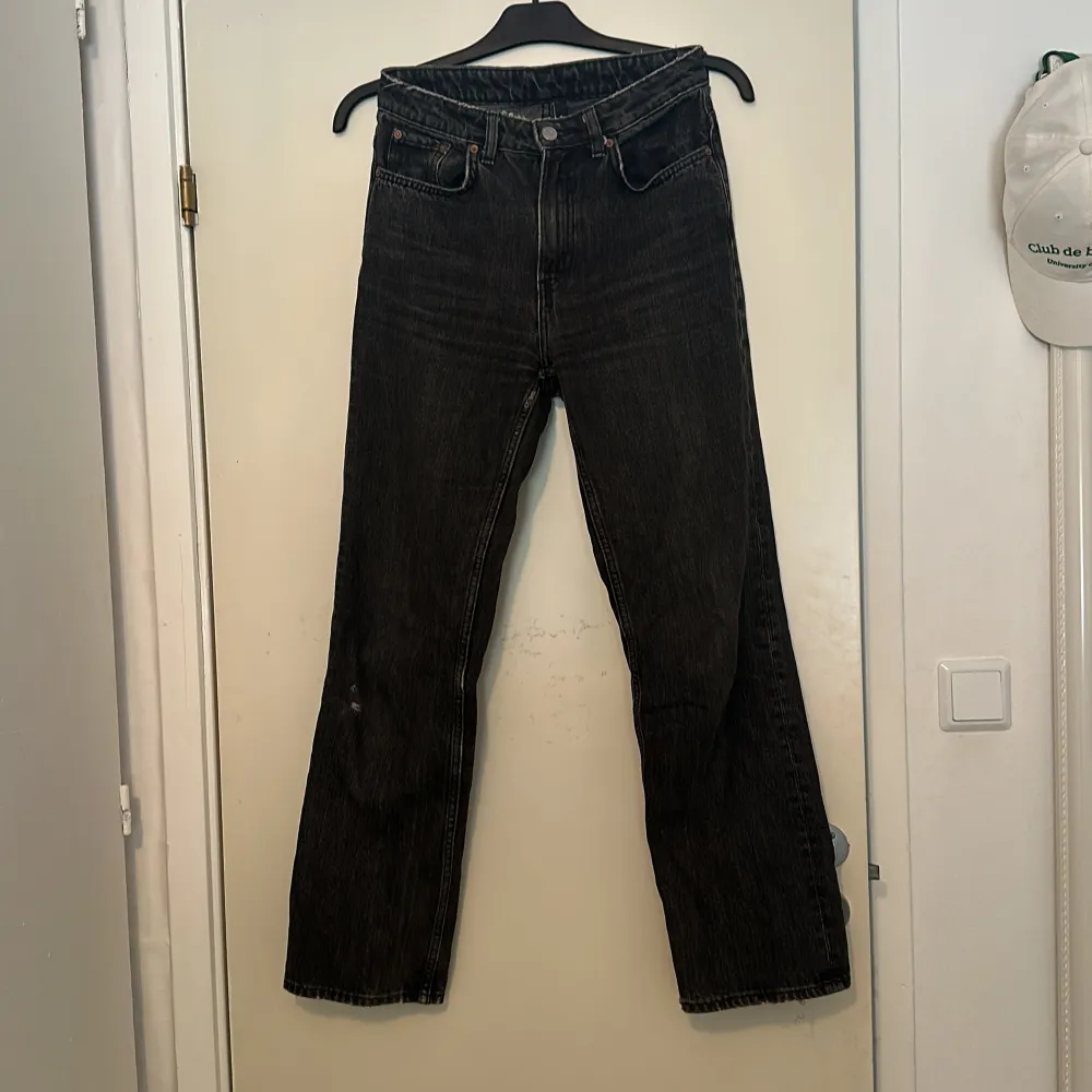 Högmidjade svarta jeans, använda men i helt okej skick. Jeans & Byxor.