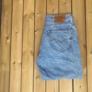 Levis jeans straight leg - Tja nu säljer jag mina Levis jeans straight leg i storlek 32/34 använda 2 ggr nypris 1400kr mitt pris 299kr
