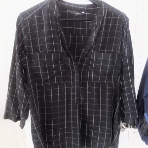 Blus - Svart/vit rutig blus från Vero Moda, använd fåtal gånger.