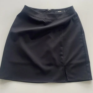 Kort kjol - Sparsamt använd kort svart kjol från Bikbok.