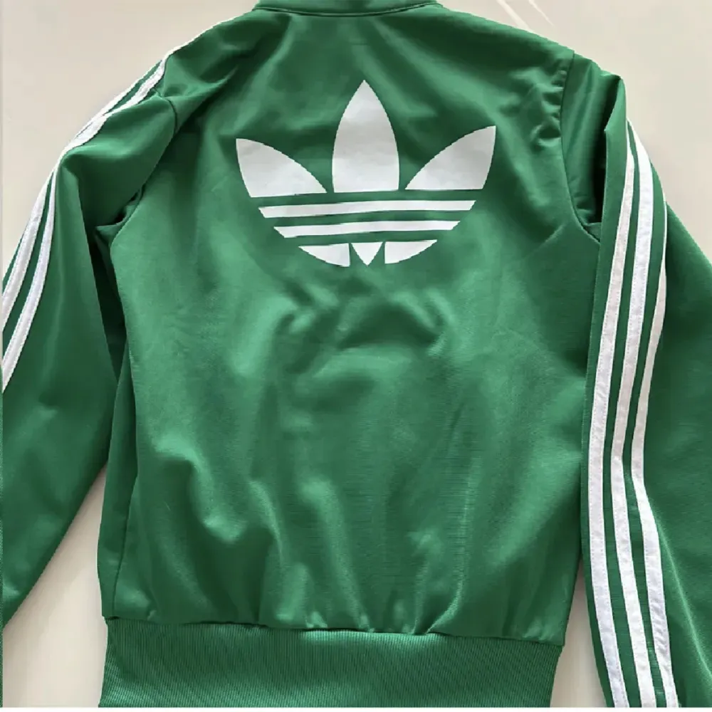 Säljer nu denna gröna adidas zip up som jag köpte här på Plick men som bara är provad. Den har aldrig kommit till användning då jag själv tycker den är lite liten. . Hoodies.