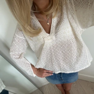 Hålbroderad blus - Superfin hålbroderad blus från zara, aldrig använd 💕