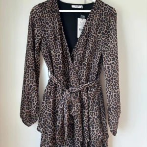 Leopard volangklänning  - Helt ny med prislapp! Storlek 40 men för skulle säga att det är en 36/38. 