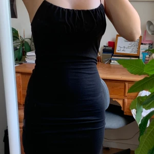 svart klänning - svart bodycon klänning ifrån shein. Man kan justera längden, när den är som längst på mig sitter den ovanför mina knän. Jag är 162 cm