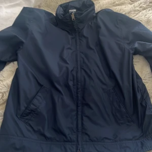 Polo ralph lauren regnjacka - Säljer en regnjacka är för liten för mig knappt använd är köpt 2023 den 7 december. Köpte den för 2100