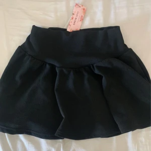 Svart kjol - Helt ny svart kjol med prislappen kvar 