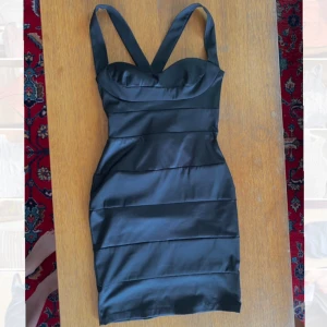 Svart klänning från Elise Ryan - Måste tyvärr sälja denna fantastiska klänning då den är för liten för mig :(( En väldigt elegant svart klänning från Elise Ryan i storlek 10. Klänningen har breda axelband och en tight passform.🙌💓Superfint skick!