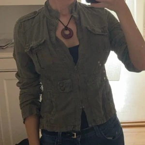 Jacka - Tunn grön jacka som formar kroppen snyggt 🤗 Strl XS/S, inga defekter! 