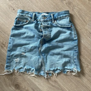Jeanskjol - Jeanskjol i fint skick! Köparen står för frakten och betalning sker via Swish 🙏🏼