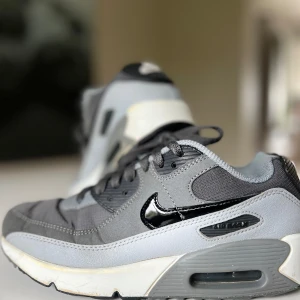 Nike air Max 90 - Stl 36,5 bra skick. Anledningen till att jag inte använder dom längre är för att jag har vuxit ur dom. Jag har tyvärr tappat bort lådan till skorna. Vid intresse skriv till mig pris kan diskuteras :)