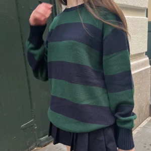 Stickad tröja  - Säljer denna stickade tröjan från brandy Melville så den ej kommer till användning. Ser ut som ny då den endast är använd ett fåtal gånger. 