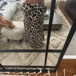 Leopard kjol - Jättefin lång leopard kjol som funkar bra till hösten också! Passar bra på en med storlek xs,s,m(resoband).
