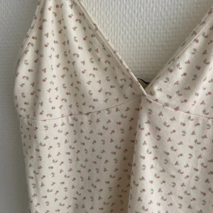 brandy melville topp - blommigt linne från brandy melville. justerbara band💓