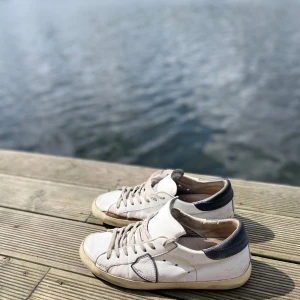 Philippe model - Tja, säljer nu dessa fräscha Philippe modells i en unik colorway som inte säljs längre. Fint skick, enda defekten är att sulorna börjar lossna lite men inget som syns och är väldigt minimalt. Skriv vid minsta lilla fundering! Dustbags innegår.