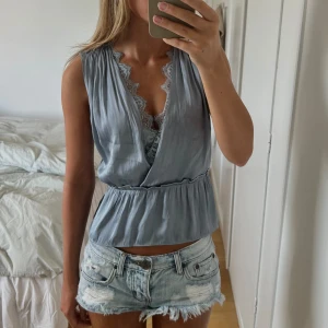 Blå topp - Såså snygg eftertraktad topp/blus i världens finaste färg🩵