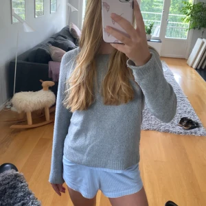 Stickad tröja - Grå stickad tröja från vero Moda, lite nopprig men inget som syns när den används!💕