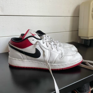 Jordan low - Köpta från restocks, varsamt använda! Tvättas innan dem skickas!❣️