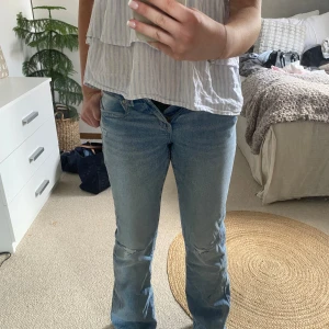 Gina Young Jeans 😍 - Skitsnygga gina jeans! Passar perfekt på mig som är 167 men lite tighta i midjan på mig ❤️ Knappt använda men har en liten fläck som typ inte syns ❤️