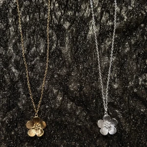Halsband - Jättefint halsband, finns endast i Silver just nu. Guld kommer snart igen💕. Modell ”Delphine”🪩 Pris kan diskuteras vid snabb affär✨Endast ett halsband för priset💕