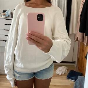 Tröja - Tunn stickad tröja, bra skick💓 säljer då den inte kommer till användning. Vit/beige färg