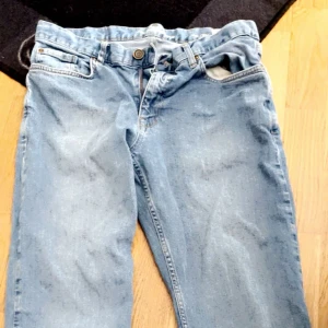 Jeans - Blåa fina jeans i storlek, använda fåtal gånger, skick: 8/10, storlek: W:34 L:30