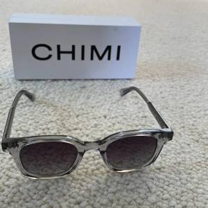 Chimi 02 - Säljer mina chimi 02 i nyskick. Jag Har användt dem vid få tal tillfällen. De är väldigt sköna och stil rena. Fråga vid intresse🤗