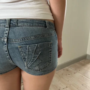 Lågmidjade jeansshorts - Midjemått(rätt över): 37 cm Midjehöjd: 14 cm Modellen är: 168 cm  Skriv om ni har några frågor💗//Perfectjeans 